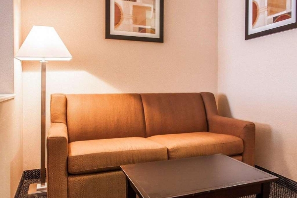 Hotel Comfort Suites (Clackamas)